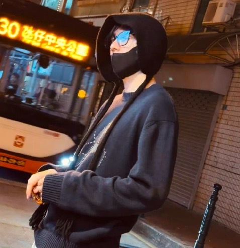 刘宇宁街头港风大片 自带港风滤镜的文艺片男主