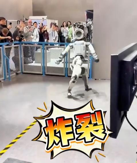 波士顿动力机器人CES大翻车 现场演示尴尬收尾