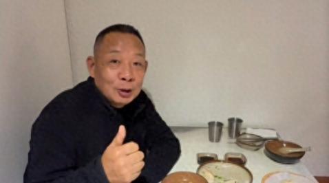 于东来在英国伦敦吃胡辣汤