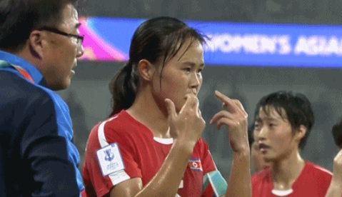 不满判罚？VAR判王霜进球有效后低息股票配资，朝鲜女足聚在场边与裁判交流