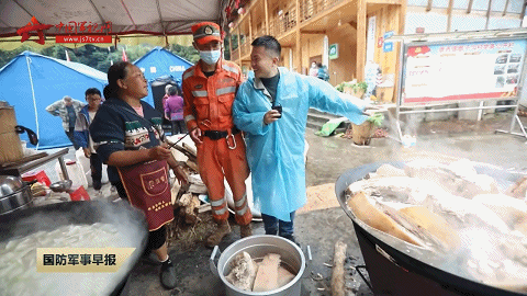 记者探访泸定县震后安置点 受灾群众吃上武警官兵送来的月饼