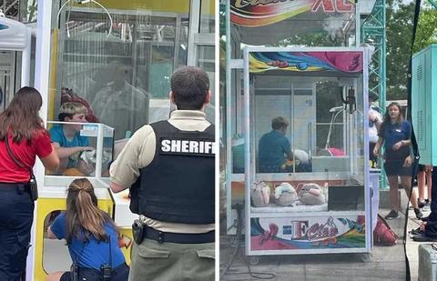 美国13岁男孩爬进娃娃机偷奖品被卡 坐在玻璃橱窗内等救援
