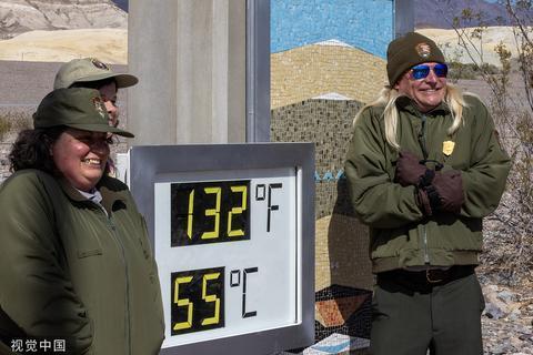 53.3℃！美加州“死亡谷”引游客打卡，有人特意穿厚外套拍照