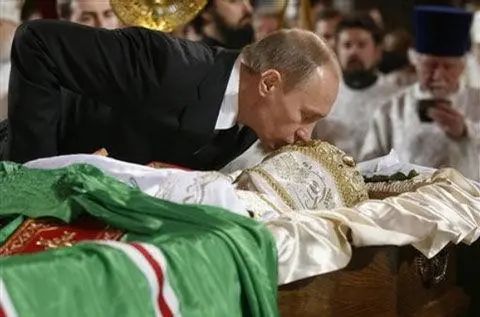 ·2008年12月，大牧首阿列克谢二世去世，普京出席葬礼。