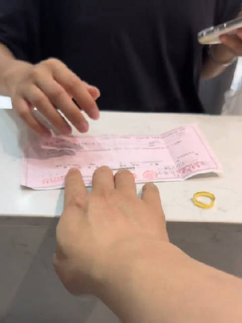 17岁女孩拿金饰换钱被拒 店主回应：商家还是要有底线