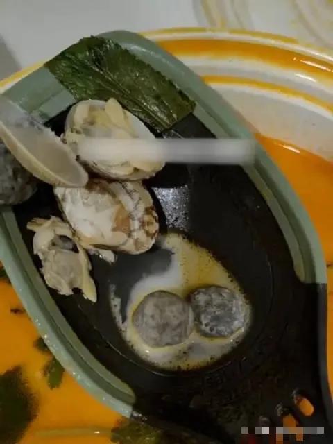 外卖小哥往饭里放石头