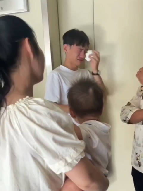 妻子分娩丈夫产房外流泪