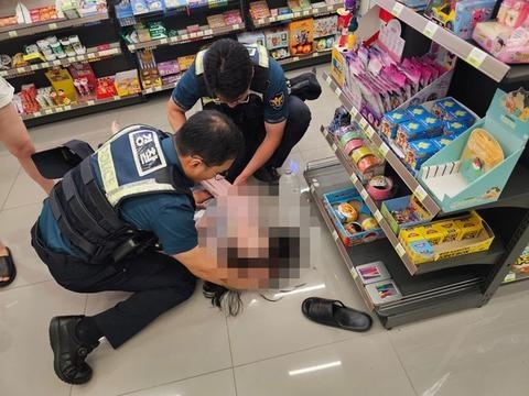 中国女游客在韩国晕倒：2名警察心肺复苏紧急急救 十分钟后救醒