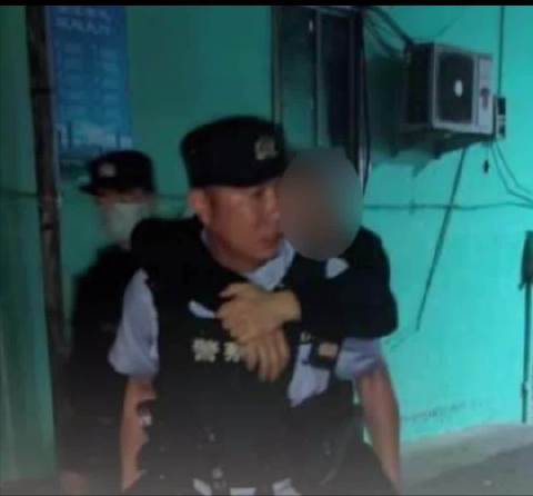 腿伤男子被民警背回家感动到不行  “第一次别人背我”