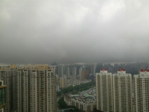 北京今天多云转阴有雷阵雨，最高气温28℃，外出防雷避雨