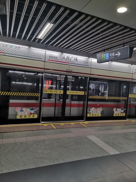 南京地鐵站的蘇超梗太密了,，一場全民狂歡的“語言盛宴”！