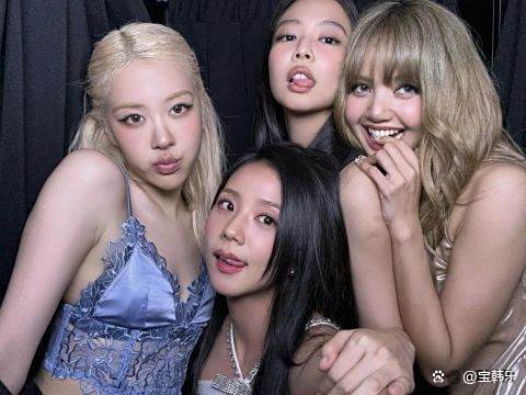 BLACKPINK九周年合照 成员亲密互动庆祝
