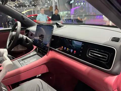 车展实拍全新问界M7 家族设计与双动力系统亮相