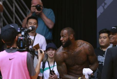 詹姆斯开启第十五次中国行 跨越时空的篮球情缘