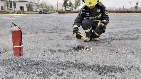 村民烧纸钱引发山火 休假消防员灭火 祭扫用火需谨慎