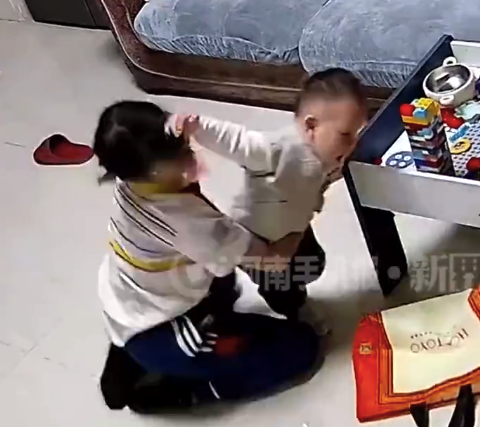 弟弟摔倒前被姐姐猛拽一幕太帅了 