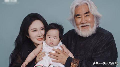 张纪中为老婆下厨庆祝母亲节 温馨家庭时光