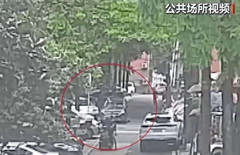 外卖员向餐食吐口水摆拍案细节披露