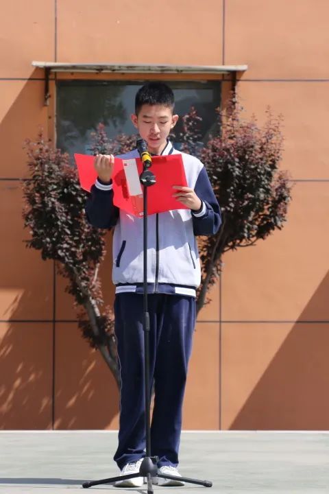济南万象新天学校举行七、八年级升旗仪式，并表彰“自律好少年”