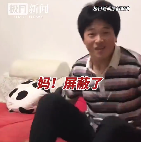 男生查成绩看不到分数满脸疑惑 下一秒激动地手舞足蹈直拍大腿