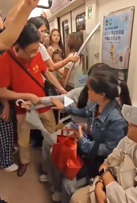 女孩坐爱心座遭老人强拽 家长阻拦 尊老爱幼不应成特权