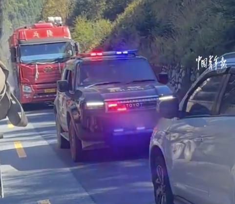 “倒！往后倒！” 私家车占用对向车道被警车鸣笛逼退