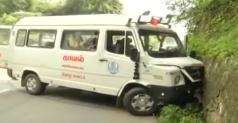 印度国防参谋长遗体运送车队出车祸：车辆撞上路边山体