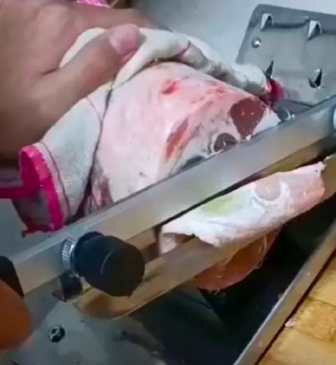 男子切羊肉卷切出大片抹茶绿 “绿茶”的不是羊是卖羊的人