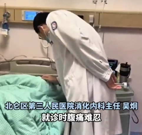 男子豪飲隔夜可樂后腹痛如刀絞 醫(yī)生提醒：開封后的食物要盡快吃完