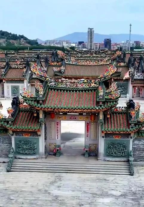 10億違建豪宅被責(zé)令拆除 當(dāng)?shù)赝▓?bào) 違建問題引發(fā)熱議