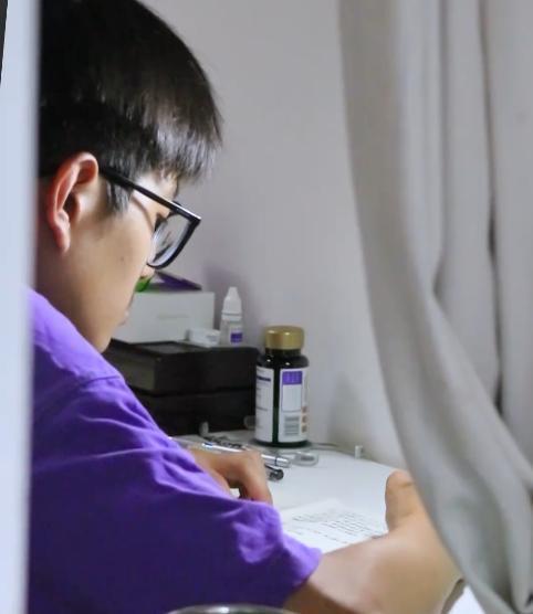 少年高考后走出考場跪謝父親 跪出教養(yǎng)與感恩