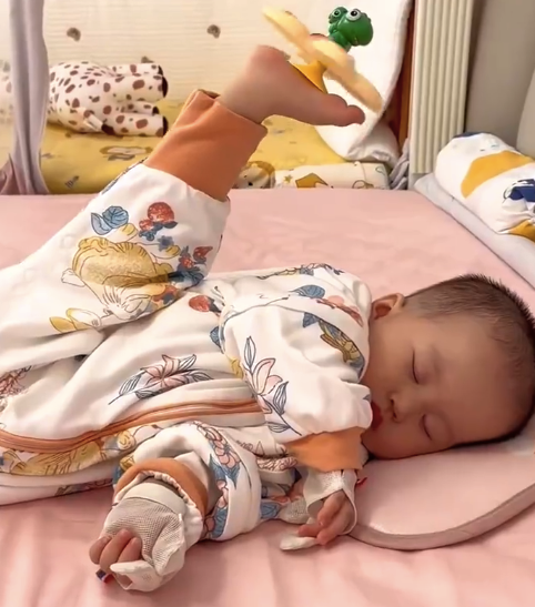 宝宝身上这些小机关，再不玩可就没有了