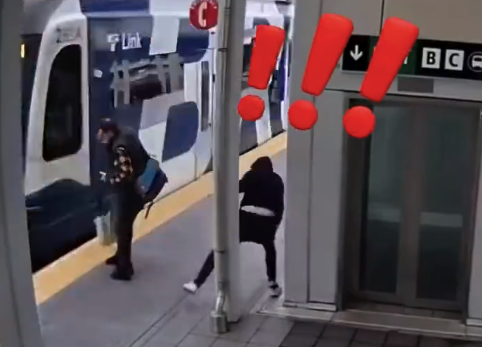 惊险！美国男子两次试图将陌生人推下轻轨
