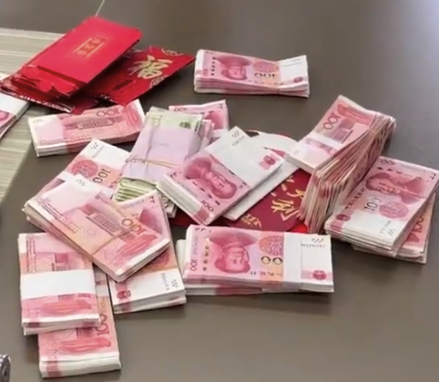 返修保险箱遗留18万现金厂家报警 现金物归原主女士送来致谢锦旗