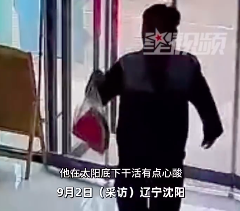 店员常给环卫大叔攒纸箱收到西瓜：举手之劳被他记在心里，还总默默把店门口扫得干干净净