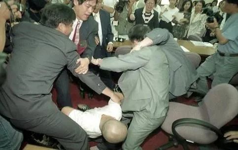 打架斗殴熟悉的台立法院回来了