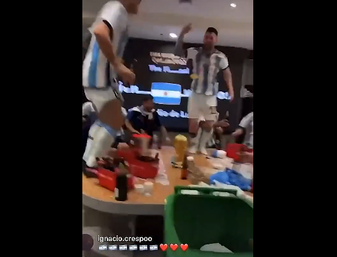梅西激动跳上桌子庆祝 手拿大力神杯合唱跳舞庆祝