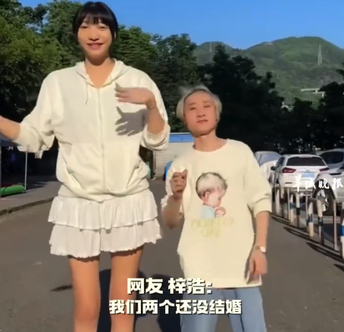 身高差52厘米情侶未婚先孕 男孩說長輩因女孩太高反對在一起 