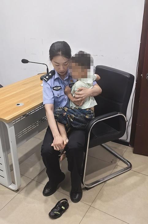 帶娃送單的外賣員摔倒 接下來一幕暖哭 路人與民警齊伸援手