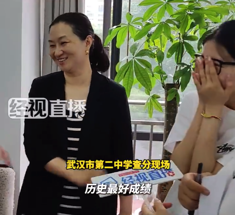 女生高考查分636超平時(shí)50分 班主任掩飾不住激動(dòng)的心情