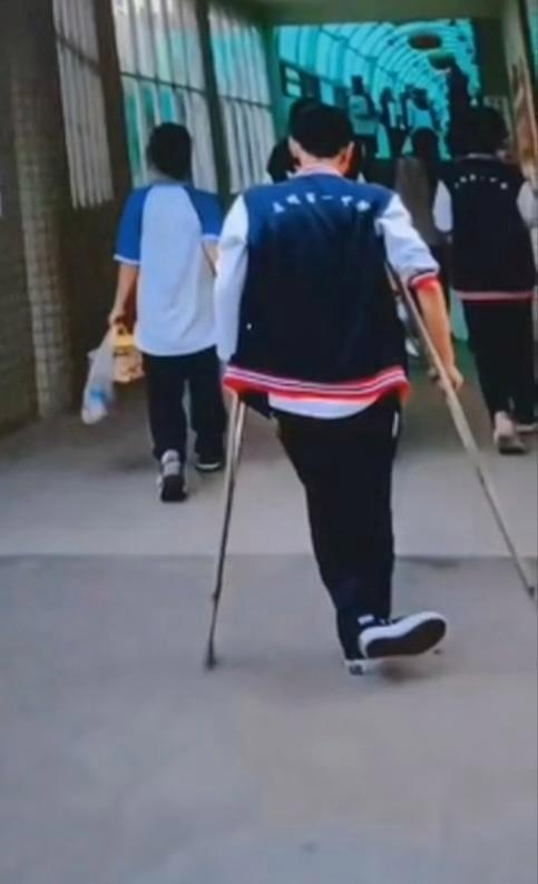 录取书送达时 凉山拄拐少年已离世 梦想之光照亮他人
