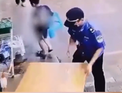 城管没收孩子作业桌 官方：简单执法 责令道歉