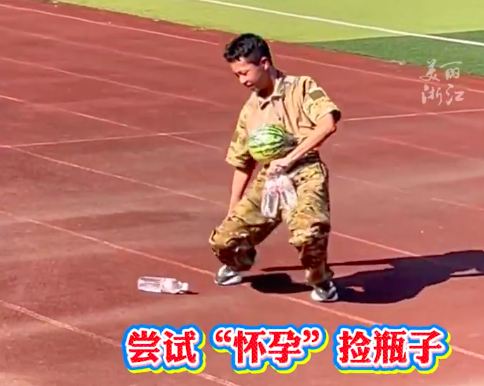 开学第一课！浙江一学校男孩们身上绑西瓜体验妈妈怀孕