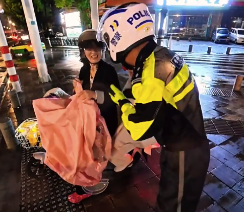 雨中巡逻遇母女交警暖心送雨衣 网友：太贴心了。