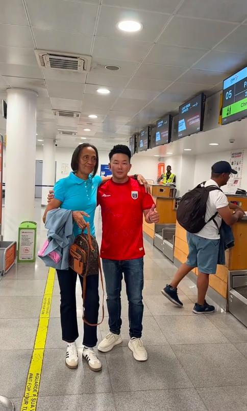 中国商人助力佛得角门将母亲赴美观赛