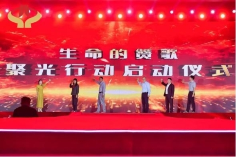 江楠出席公益事业大典，获年度公益人物称号及公益传播奖