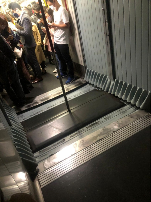 港媒称，怀疑是列车车厢相连组件凸起损坏。（图片来源：香港东网）