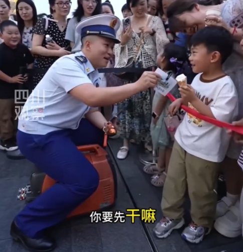 著火先吃啥,？消防員把小孩哥問懵了