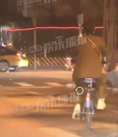 劉敏濤聚餐和朋友道別后騎上共享單車就回家了,！