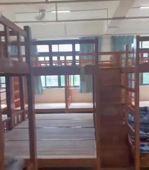 学校午休室睡上百学生不必惊讶 设施紧张引发关注